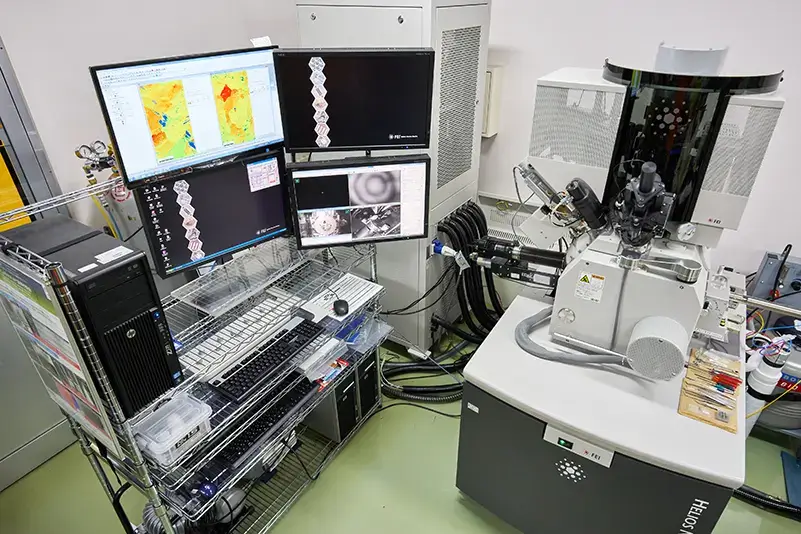 写真:走査型電子顕微鏡(電界放出型)付集束イオンビーム加工装置