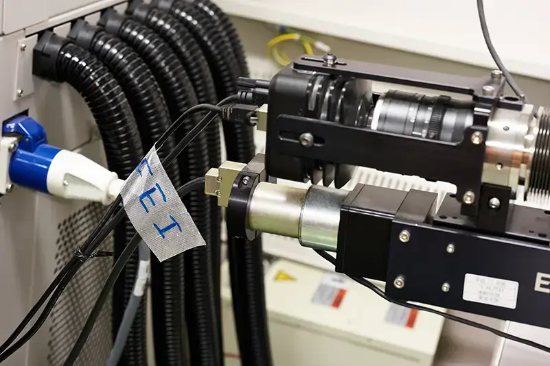 写真:走査型電子顕微鏡(熱電子放出型)付集束イオンビーム加工装置