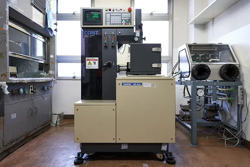 写真:ワイヤ放電加工機