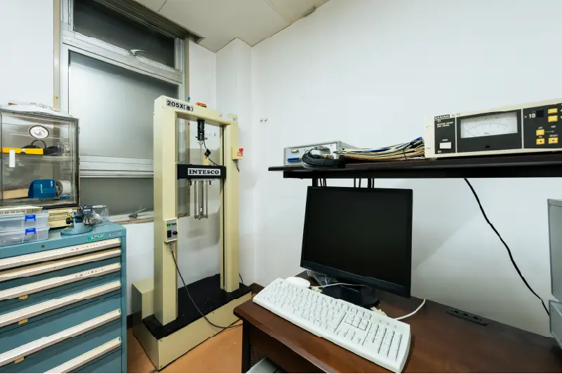 写真:引張圧縮試験機